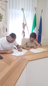 Il Dg Sensi e la Sindaca Fresi durante la firma della convenzione